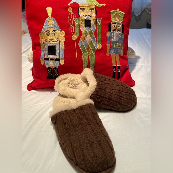 UGG Slippers - Picture 1 of 9